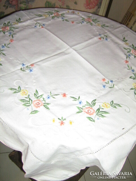 Gyönyörű vintage pasztell színű hímzett virágos terítő