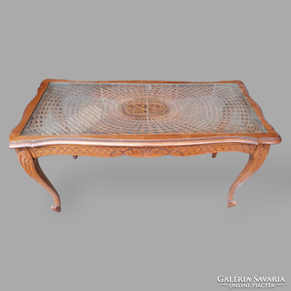 Neobaroque coffee table with glass top