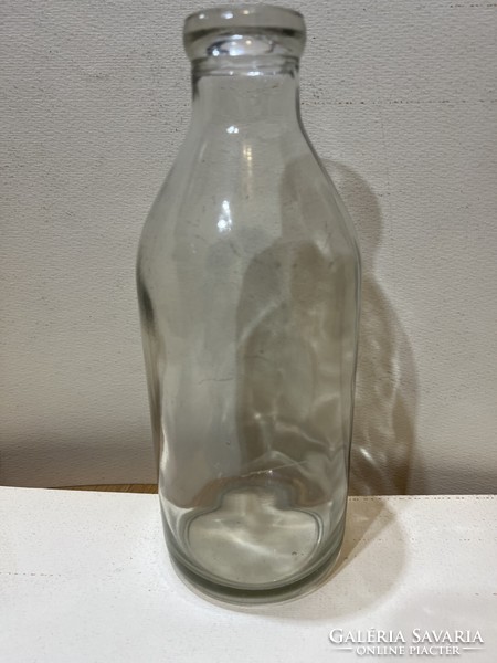 Tejes üveg, régi, 1 literes, 24 x 8 cm-es nagyságú. 4541