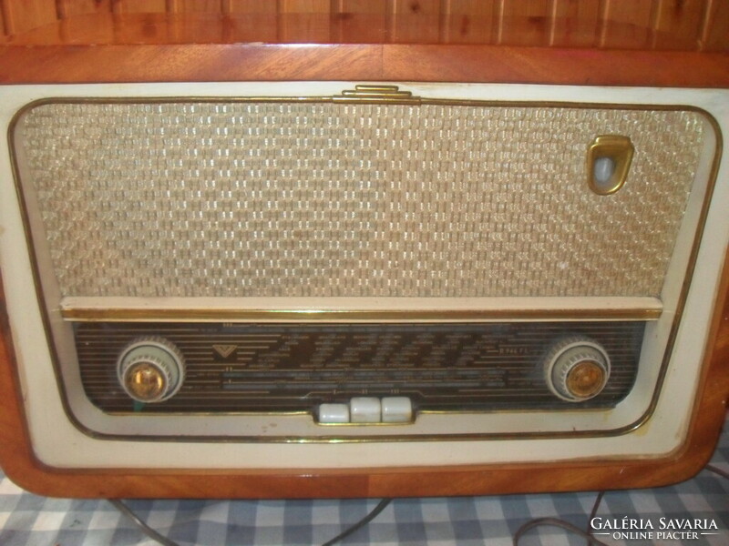 Vadásztölténygyár R946F rádió