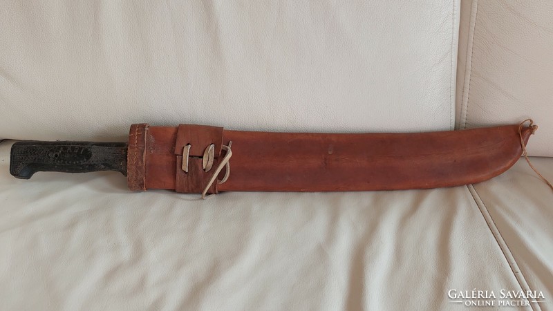 Mambi machete in leather case