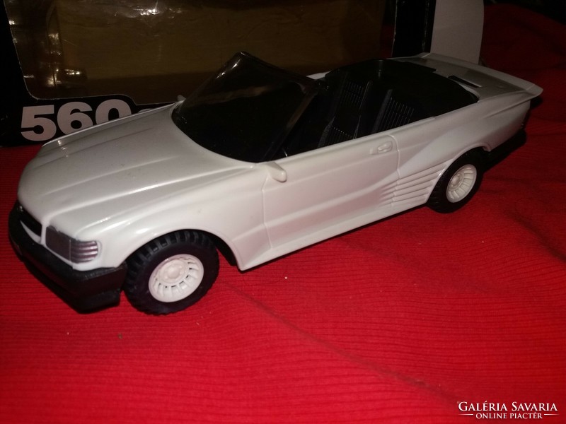 Retro mercedes 560 e cabrio with flywheel plastic model level toy car with box according to the pictures