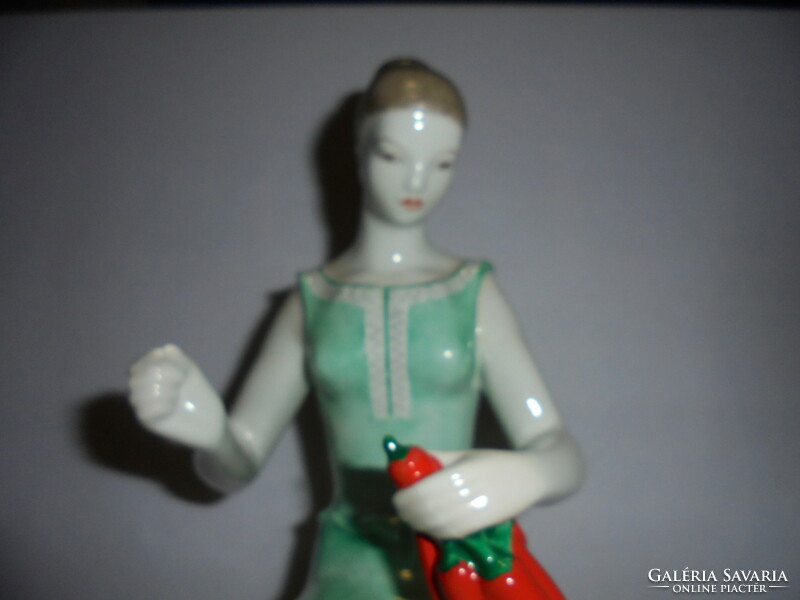 Hollóházi porcelán paprikát fűző nő szobor, figura, nipp