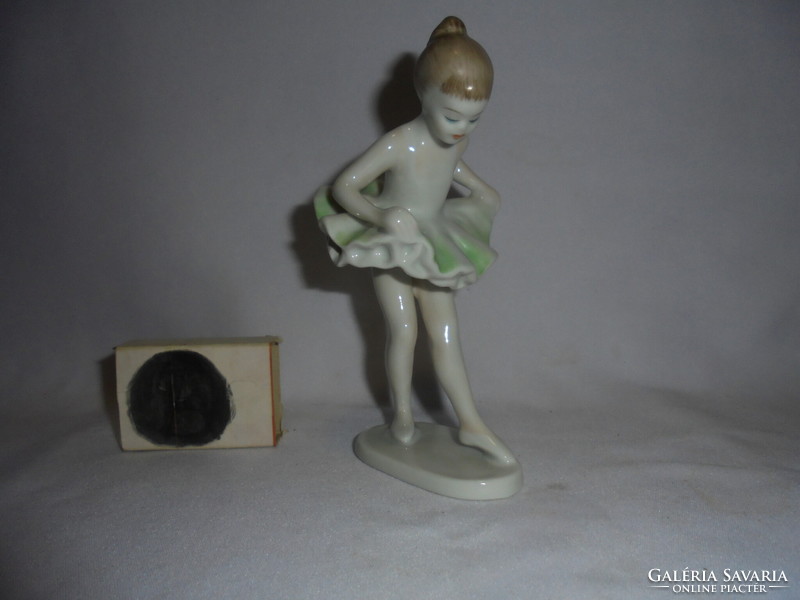 Ravenclaw porcelain ballerina figure, nipp