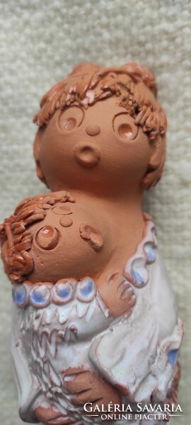 Kis kézműves szobor Antalfiné Szente Katalin: anya gyermekével