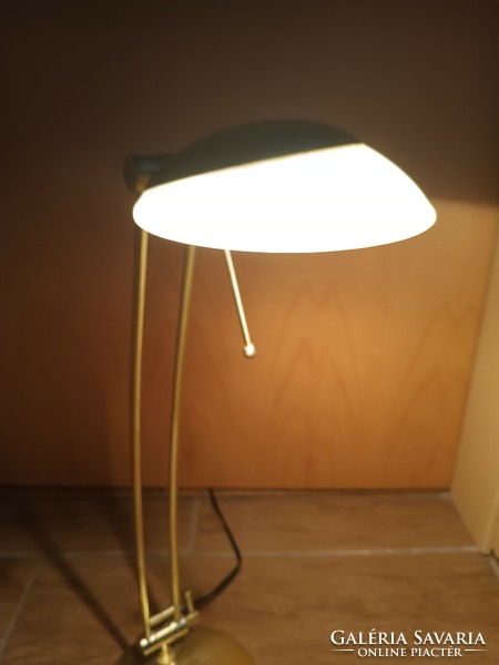 Modern design asztali lámpa . Alkudható.