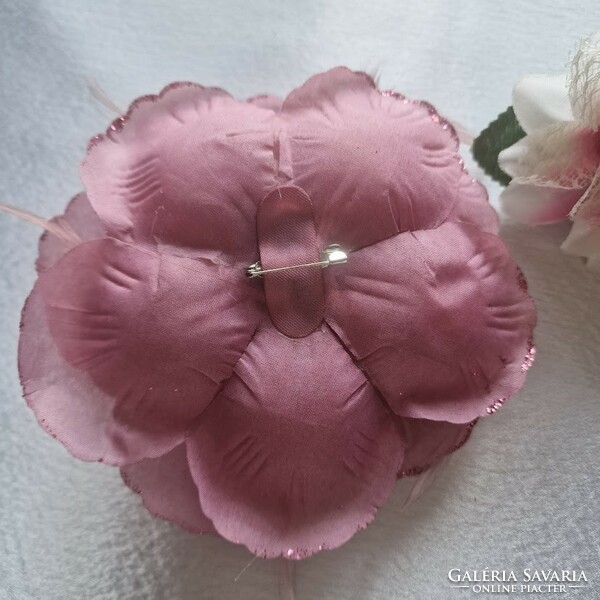 ESKÜVŐ BCS17 - Kitűző - 14cm-es csillogós púderrózsaszín rózsa virág tollakkal