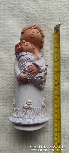 Kis kézműves szobor Antalfiné Szente Katalin: anya gyermekével