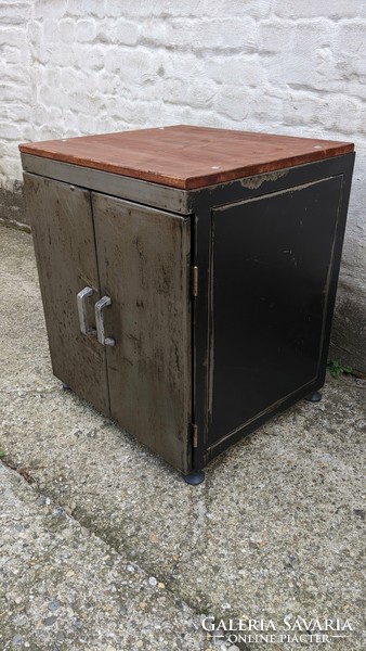 Lemezszekrény, bárszekrény