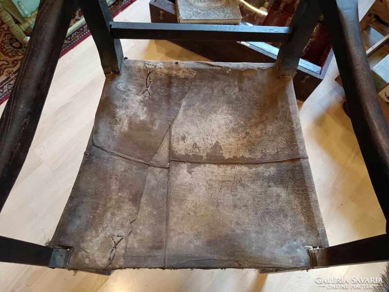 Gondolkodó szék, karfás keményfa szék, 19. századi faragott háttámla, egész szék kézi faragás lehet