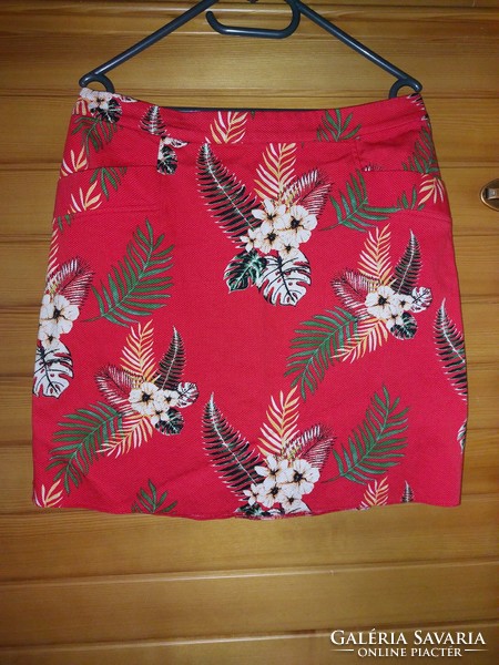 Dorothy Perkins red floral pocket size cotton skirt. Novel. Waist: 40-42cm, length: 46cm.