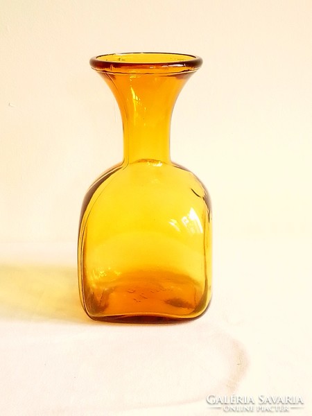 Régi borostyán sárga színes szögletes öntött üveg palack kiöntő dekantáló üveg gömb dugóval 28 cm
