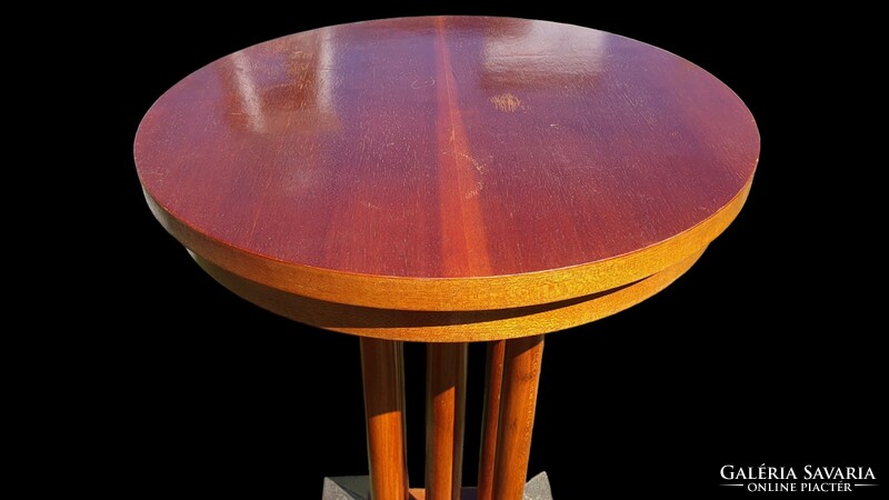 Régi, szecessziós kis asztalka, rézpapucsos lábakkal.Lerakó asztal. Virágtartó. Posztamens.