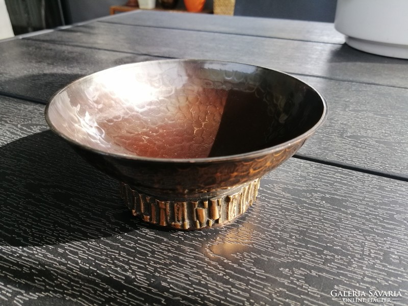 Szilágyi Ildikó tervezte és az Iparművészeti Vállalat forgalmazta bronzírozott réz tálka (7x15,5cm)