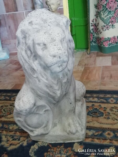 Artificial stone lion holding lily shield very heavy 40 cm high