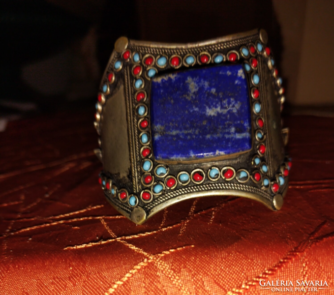 Bracelet with original lapis lazuli