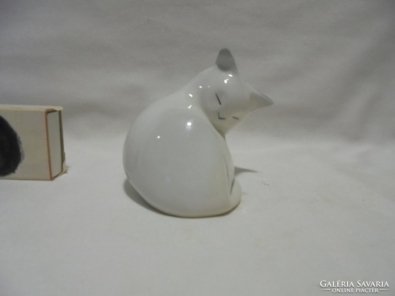 Ravenclaw porcelain cat figure, nipp