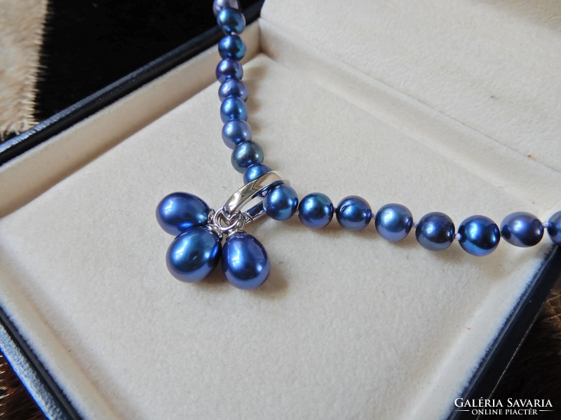 Man Sang márkájú kék színű tenyésztett gyöngysor ezüst medállal﻿