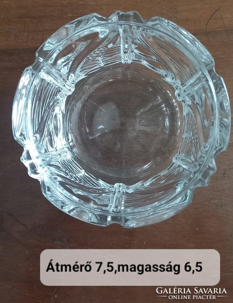 Diszes üveg kínáló pohár