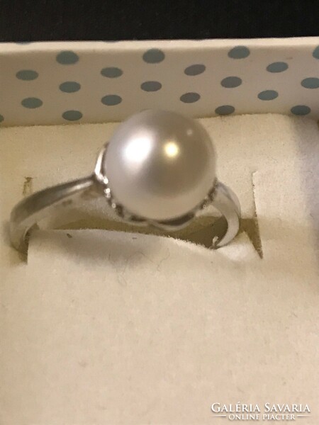 Új! Egyedi készítésű,nagyon szép tenyésztett gyöngggyel díszített 925 ,jelzett ezüst gyűrű. 55-ös