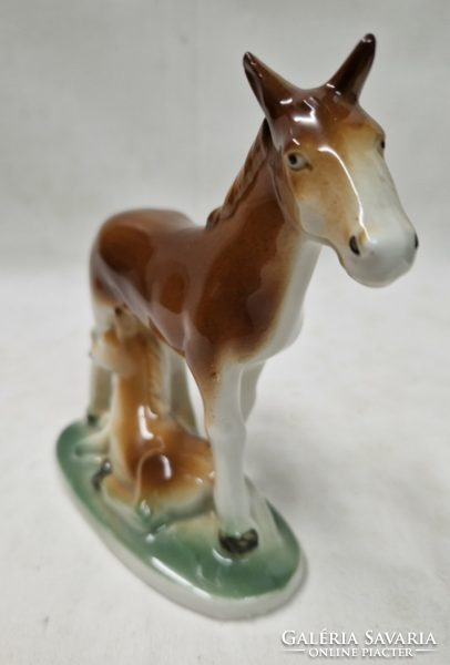 Lippelsdorf német porcelán ló és csikója talapzaton, hibátlan állapotban 12 cm.