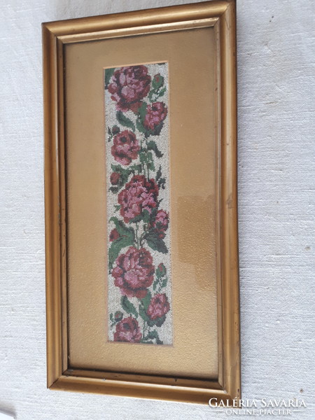 Gyöngyökből fűzött goblein hatású falikép rózsákkal