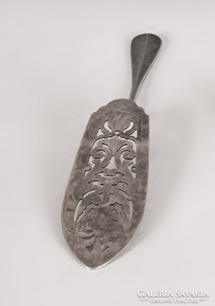 Ezüst áttört tortalapát - családijeggyel a markolatnál (Kornis család címerével)