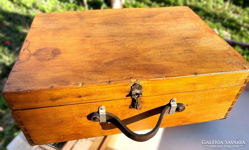 Két régi fa bőrönd, vintage fabőrönd, utazó táska, fatároló láda