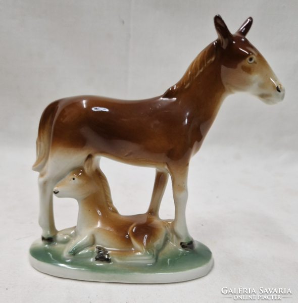 Lippelsdorf German porcelain horse and foal on a pedestal, in perfect condition 12 cm.
