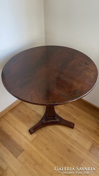 Art-deco round table, in perfect condition