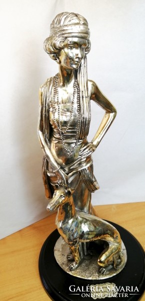 Hölgy kutyával, szecessziós stílusú ezüsttel bevont szobor Auro Belcari Olasz szobrász alkotása