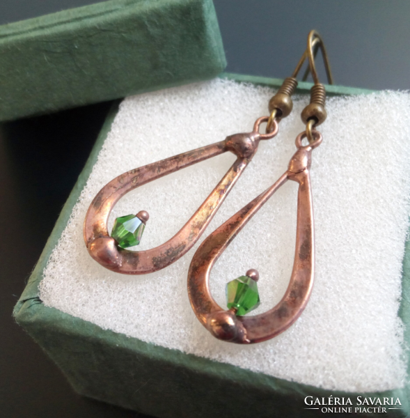 Earrings with green pearls in the shape of a drop