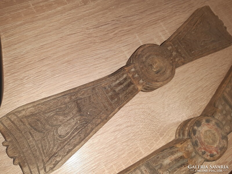 2 Matyó wooden gussaly soles together, with tard and shield symbols