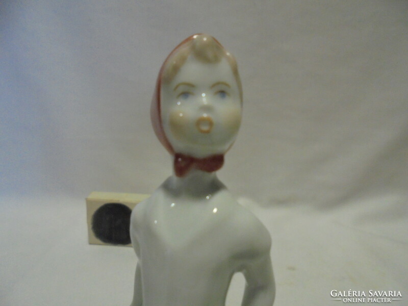 Bp. Aquincum porcelán esernyős lány figura, nipp