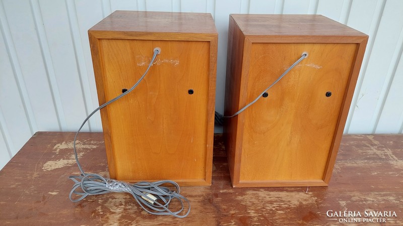 A pair of speakers