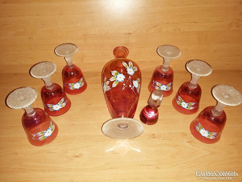 Régi üveg ital kínáló plasztikus virág díszítéssel, kiöntő, talpas pohár készlet (ap-1)