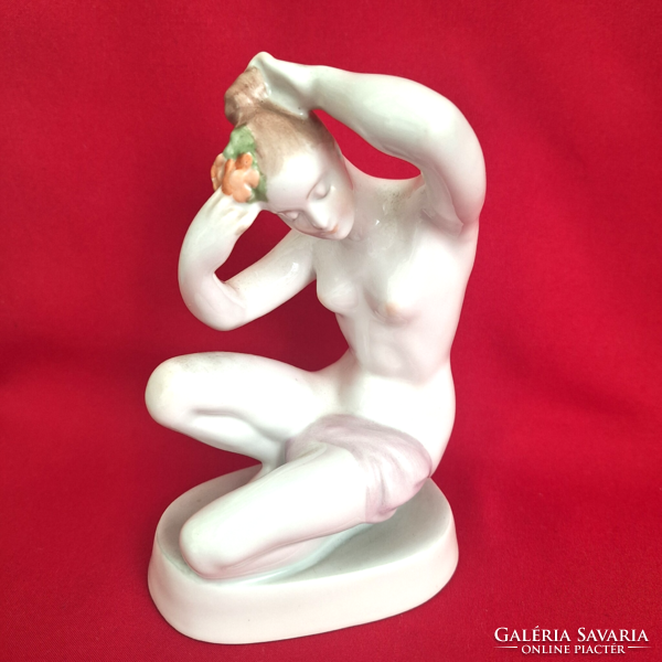 Aguincumi porcelain combing nude