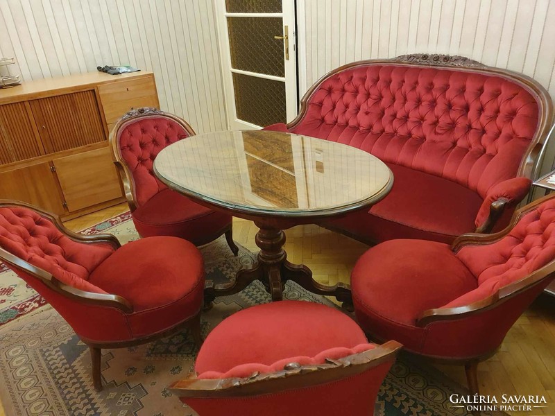 Garnitúra - kanapé négy fotellel és asztallal