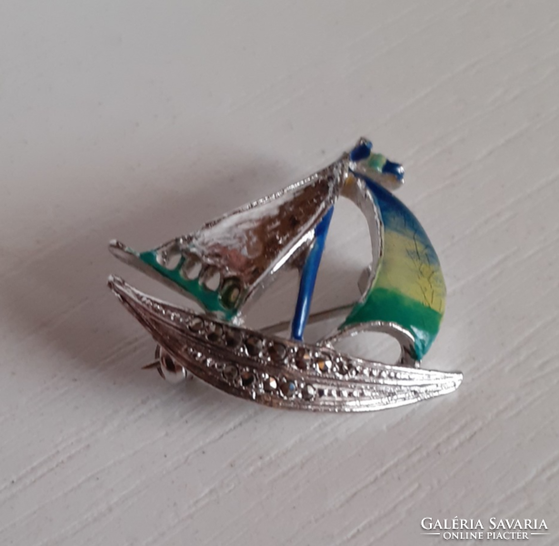 Silver-plated sailing ship brooch pin set with sparkling malachite stones