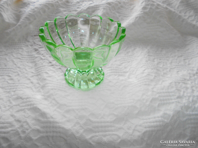Uránzöld színű kehely alakú üveg pohár