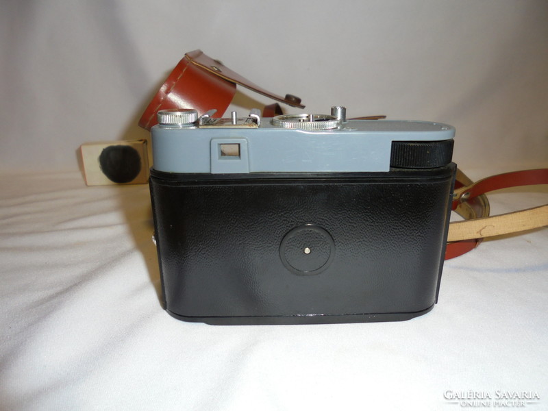 Szmena 8 cameras in a leather case