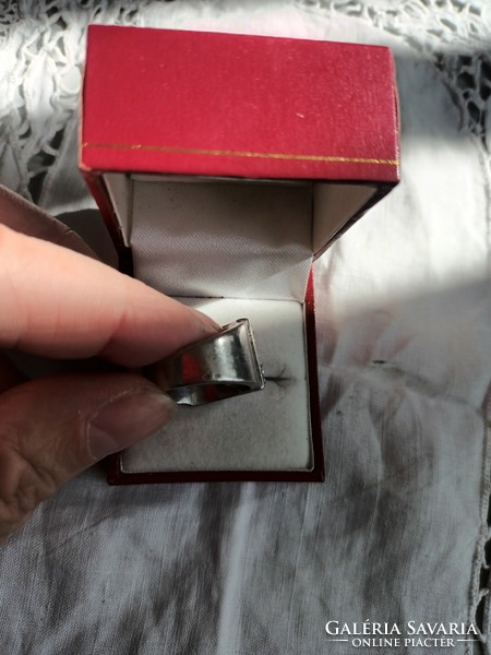 Eladó régi kézműves ezüst gyűrű piros fehér swarovszki kövellek!