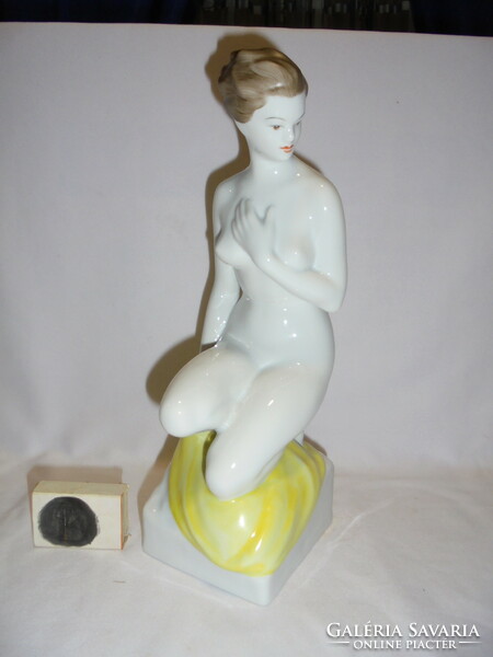 Hölóháza kneeling female nude figure, nipp - 30 cm