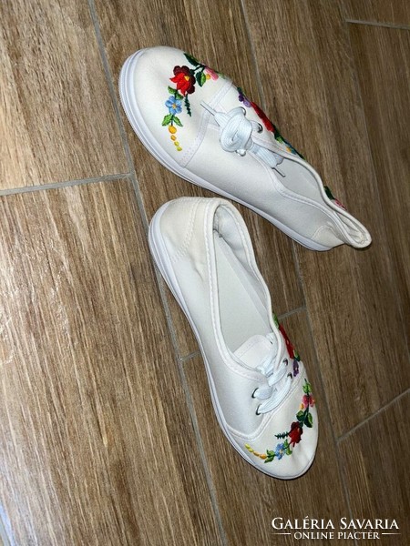 Size 39 canvas shoes with Kalocsa embroidery