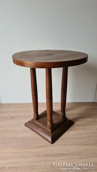 Art Nouveau round table