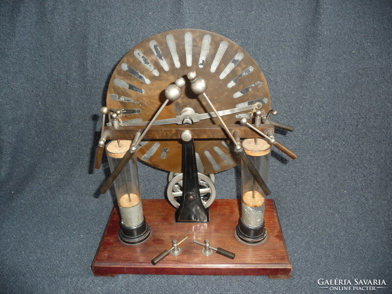 Old illustrative school physics experimental teaching tool electrostatic induction machine 20s