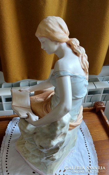 Szobor 55cm magas " Olvaső nő" porcelán