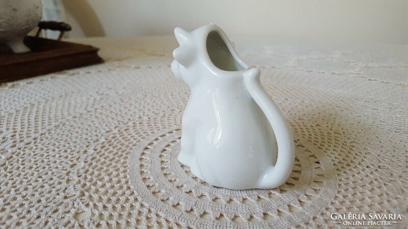 A small porcelain bottle-shaped milk and cream spout