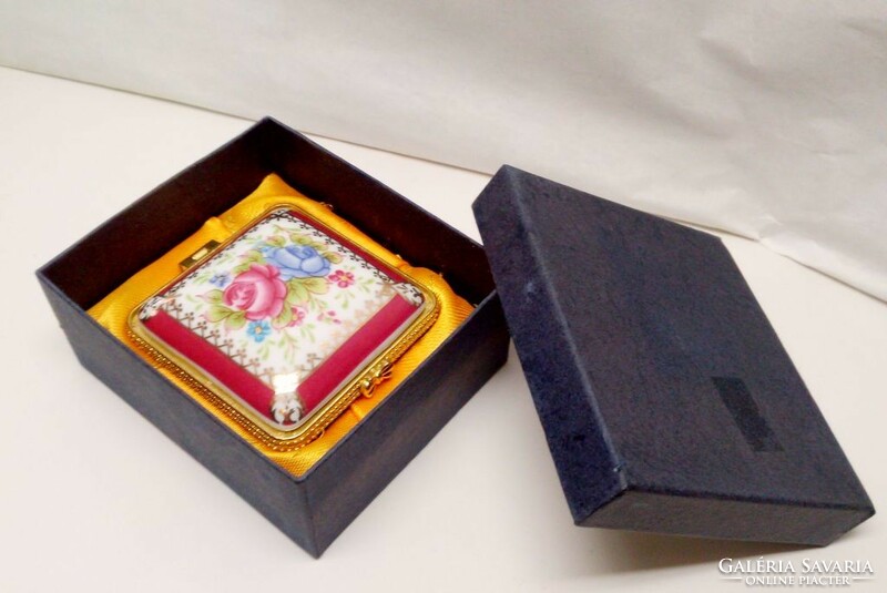 A rosy square-shaped jewelry box made of porcelain
