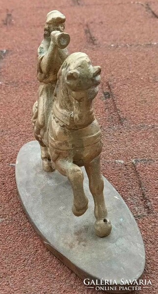 Kürtös lovas szobor - bronz zobor